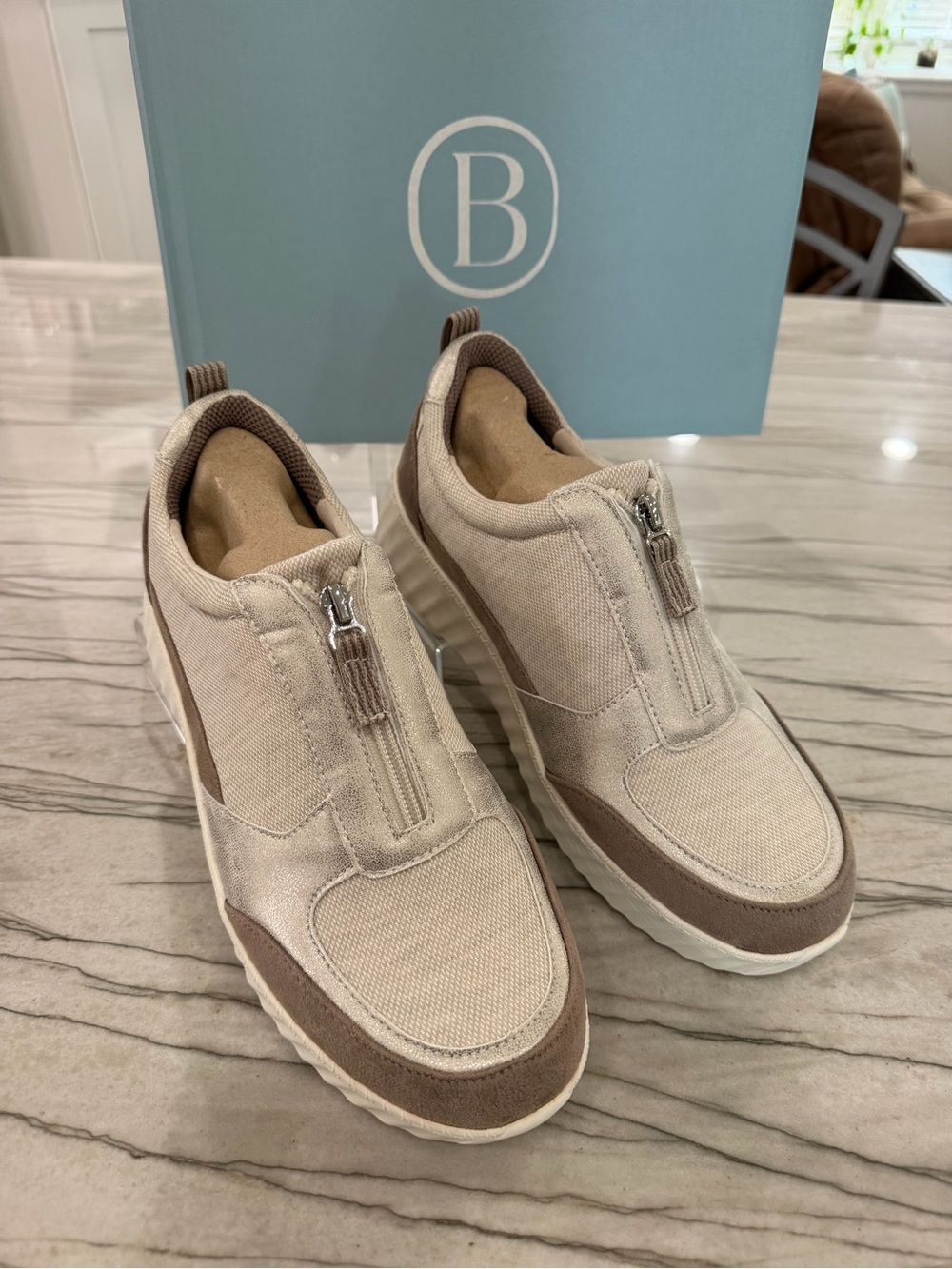 BZees Winner Zip Front Comfort Sneakers Beige Taupe Metallic Women’s Size 10